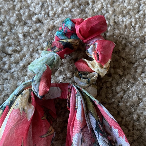 Pastel and floral hair-ties - Picture 3 of 4